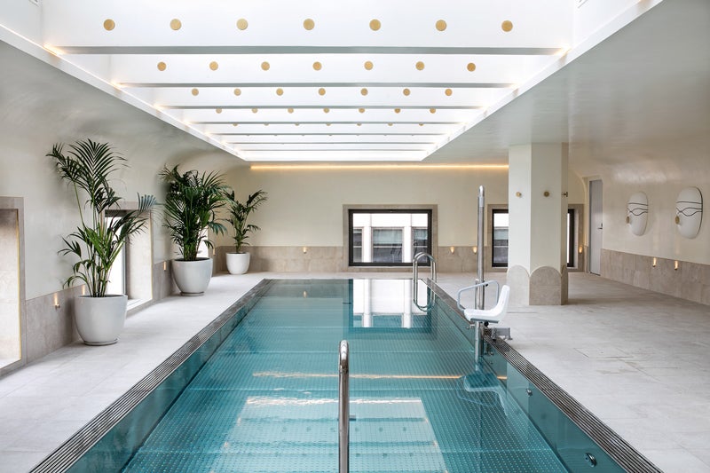 Si lo que buscas es un auténtico oasis en la capital, lo encuentras en la octava planta del hotel Barceló Torre de Madrid 5*. Una piscina cubierta (abierta todo el año), un solárium, una sauna, además de duchas sensaciones y salas de tratamientos (faciales, corporales y de belleza), y un gimnasio 24 horas totalmente equipado componen su propuesta wellness. Pero lo mejor es que sus planes para relajarse de forma absoluta no son solo prerrogativa de los huéspedes. Todo el que aquel que quiera disfrutar de una mañana de relax y desconexión en el hotel más unconventional de la capital puede hacerlo.