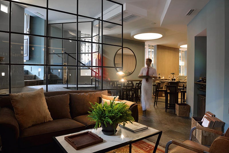 Sabemos cuál es el broche perfecto para concluir una visita a la gran ciudad: una originalísima cena que reinterpreta el concepto de comfort food y añade un toque de sofisticación y cultura mediterránea a las propuestas culinarias del Östermalm Saluhall, el mercado gastronómico más famosos de Estocolmo. En él se inspira el chef Marcos Olazábal Janson para la carta de Marconi (Velázquez, 61), el nuevo restaurante con el que desembarca en el barrio de Salamanca. Su intención es repetir el éxito de Cabaña Marconi, uno de los refugios gastro más curiosos de la capital. En la nueva carta brillan con luz propia las curiosidades procedentes de todo el mundo, pero ocupan un lugar privilegiado las propuestas gastronómicas procedentes de los países bálticos.