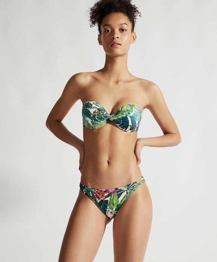 Bikini con estampado tropical. En las rebajas de Oysho el sujetador pasa de 19.95 a 14.99, y la braguita, de 12.95 a 7.99 euros.