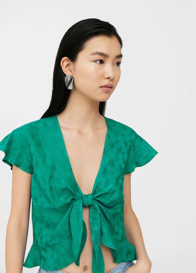 Blusa verde con nudo en el escote, 15,99 euros.