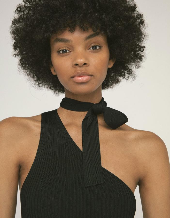 Body asimétrico con lazada en el cuello, 19,99 euros.