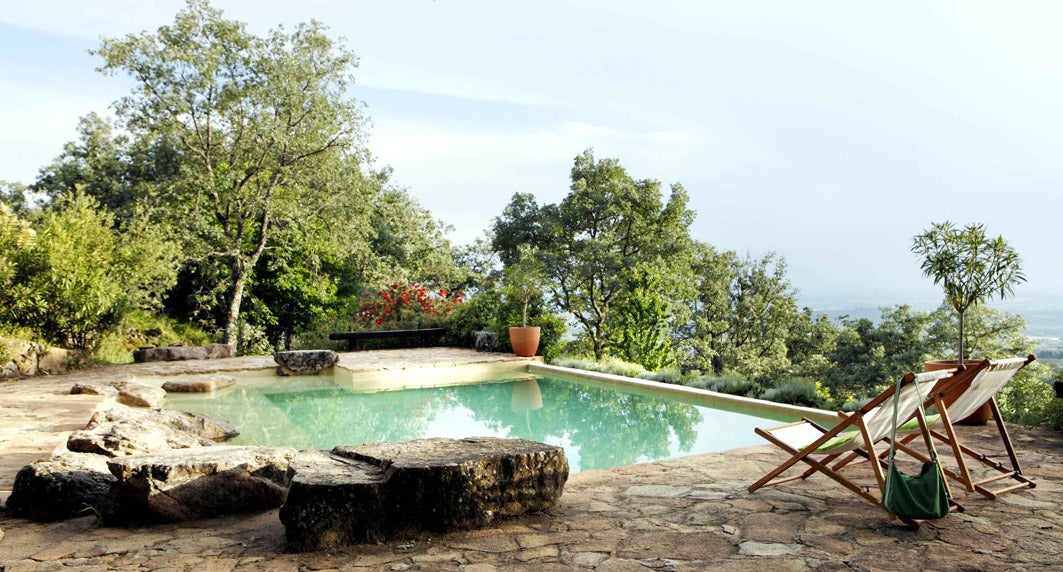 El Escondite de Pedro Malillo es un complejo de turismo rural formado por 6 atractivas casas, que se sitúa en Candeleda, provincia de Ávila (Castilla-León). La vistas a la Sierra de Gredos desde su piscina infinity pool son espectaculares.