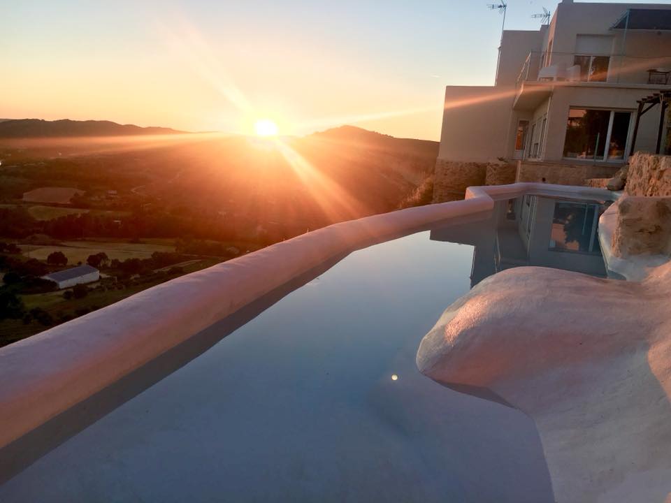En la provincia de Cuenca encontramos la casa rural Planeta Chicote. Cuenta con un piscina infinity con circuito desbordante suspendida sobre una roca natural. Las vistas al valle natural cuando atardece son realmente espectaculares.