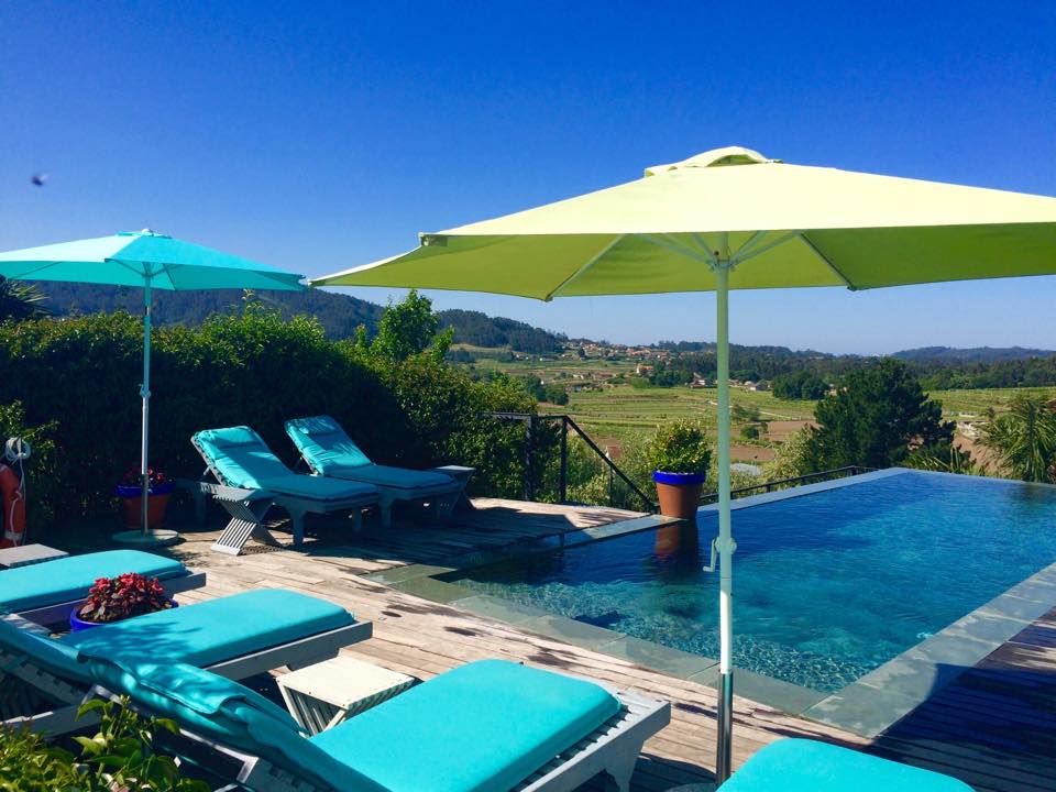 La Quinta de San Amaro se halla en un espectacular entorno natural, en la falda del valle del Salnés, en plenas Rías Baixas, en el tranquilo municipio de Meaño, provincia de Pontevedra. Sus atractivos jardines con piscina infinity pool te hipnotizarán con sus impresionantes vistas.