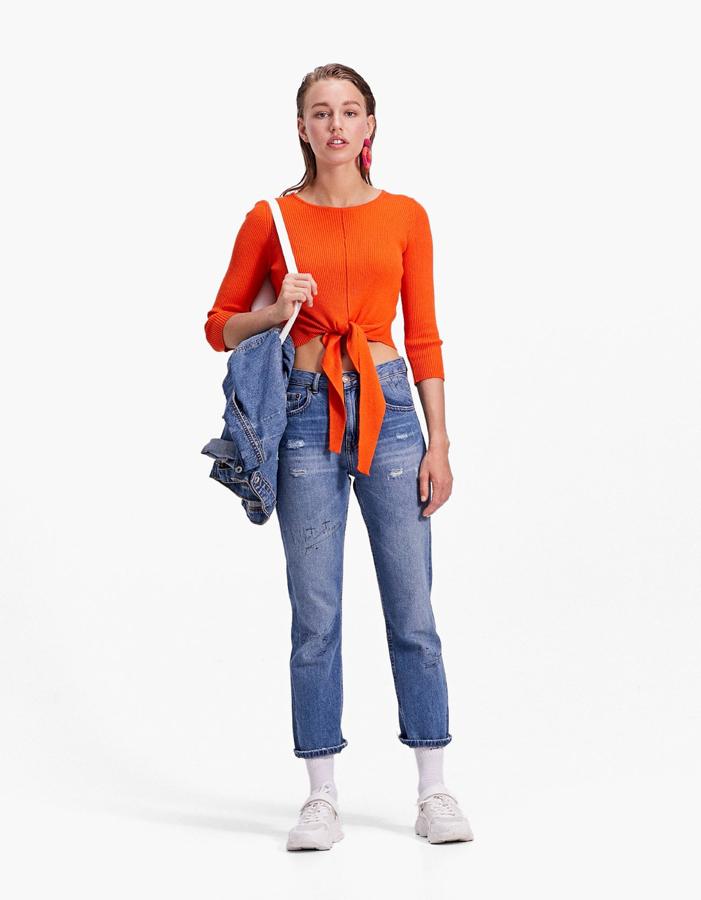 Jersey de canalé en color naranja con nudo, 7,99 euros.