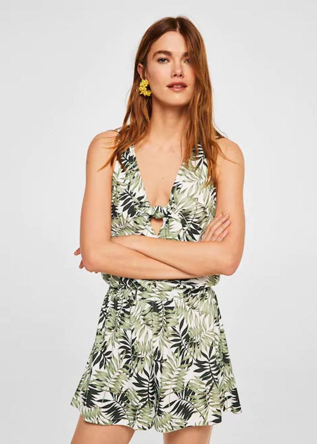 Mono corto con estampado tropical y detalle de nudo, 12,99 euros.
