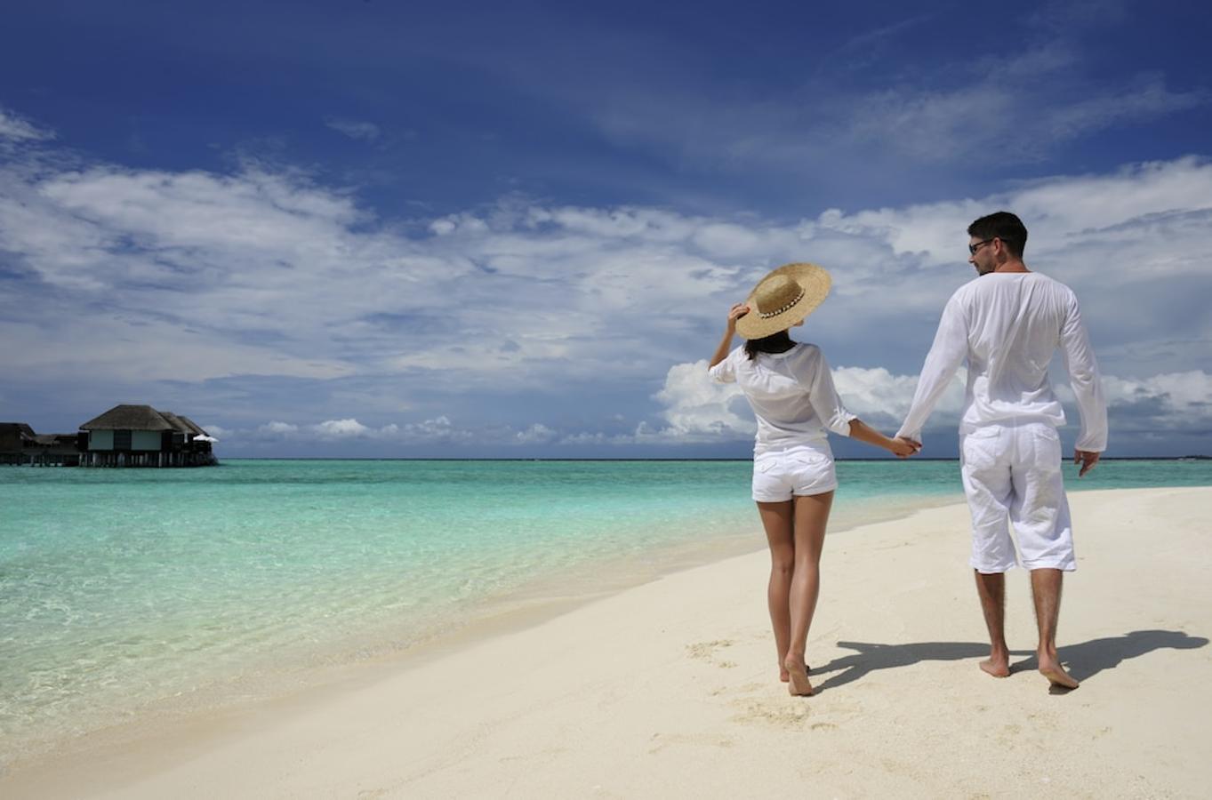 Maldivas se nos antoja como un 'complemento perfecto' a unos días intensos de turismo en Japón. Y es que es un auténtico paraíso de aguas cristalinas y playas de arena blanca donde relajarse y disfrutar de vuestra nueva vida juntos. Conocer Malé, la capital, siempre será un acierto, aunque recorrer algunas de sus islas, repletas de arrecifes coralinos en los que practicar 'snorquel', no puede faltar en los planes. Disfrutar de las increíbles playas de Gulhi o presenciar un atardecer desde la isla de Guraidhoo, serán dos propuestas que convertirán el viaje en un recuerdo aún más inolvidable.