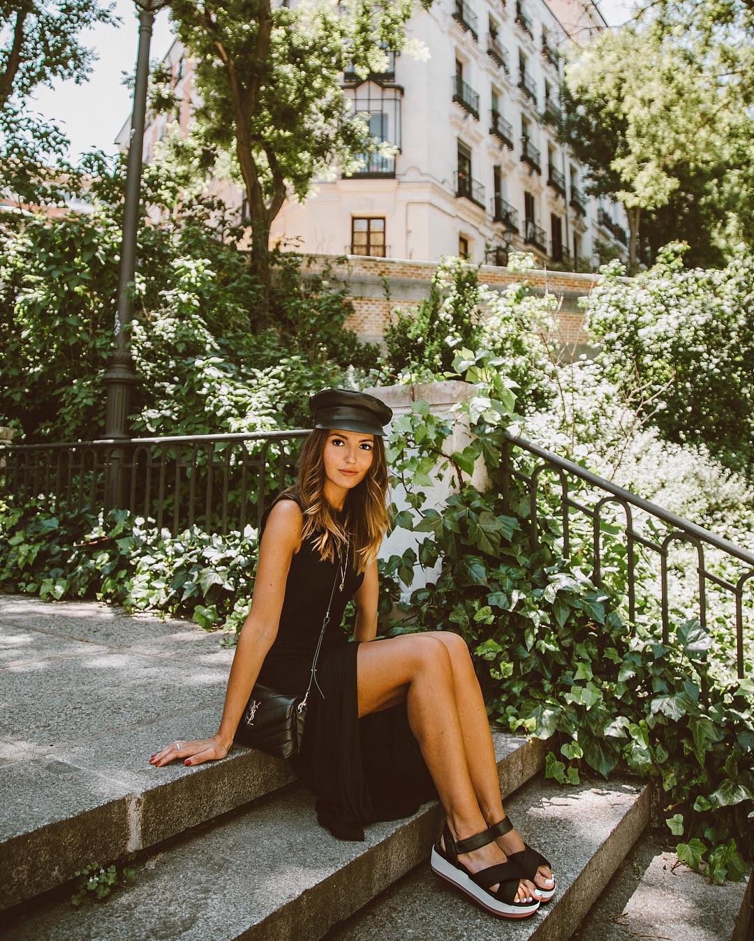 Alexandra Pereira fantástica, elevando un sencillo vestido negro con unos complementos espectaculares. Sobre todo el bolso de Yves Saint Laurent, cruzado.