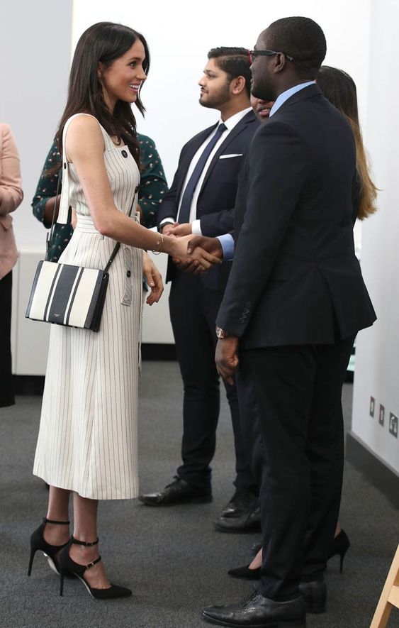 Meghan Markle arriesgó lo suyo cruzándose este bolso tamaño mediano: el gesto es demasiado 'fashionista' para lo que la Familia Real británica suele admitir. Objetivo manos libres conseguido.