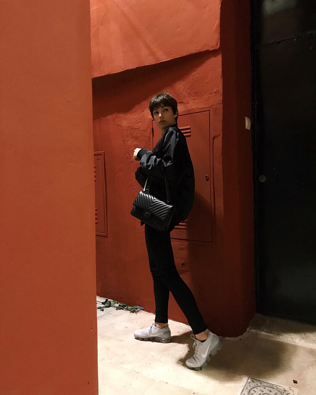 Total black deportivo de Úrsula Corberó para una noche de fiesta. La clave: cruzarse un Chanel.