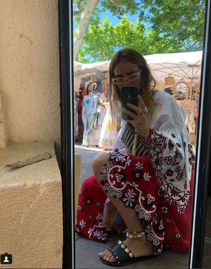 Blanca Miró (@blancamiro) siempre va diferente. Y este vestido tan descaradamente folk nos ha conquistado. ¿Un plus de estilo? Los detalles de conchas en el calzado y la tobillera.