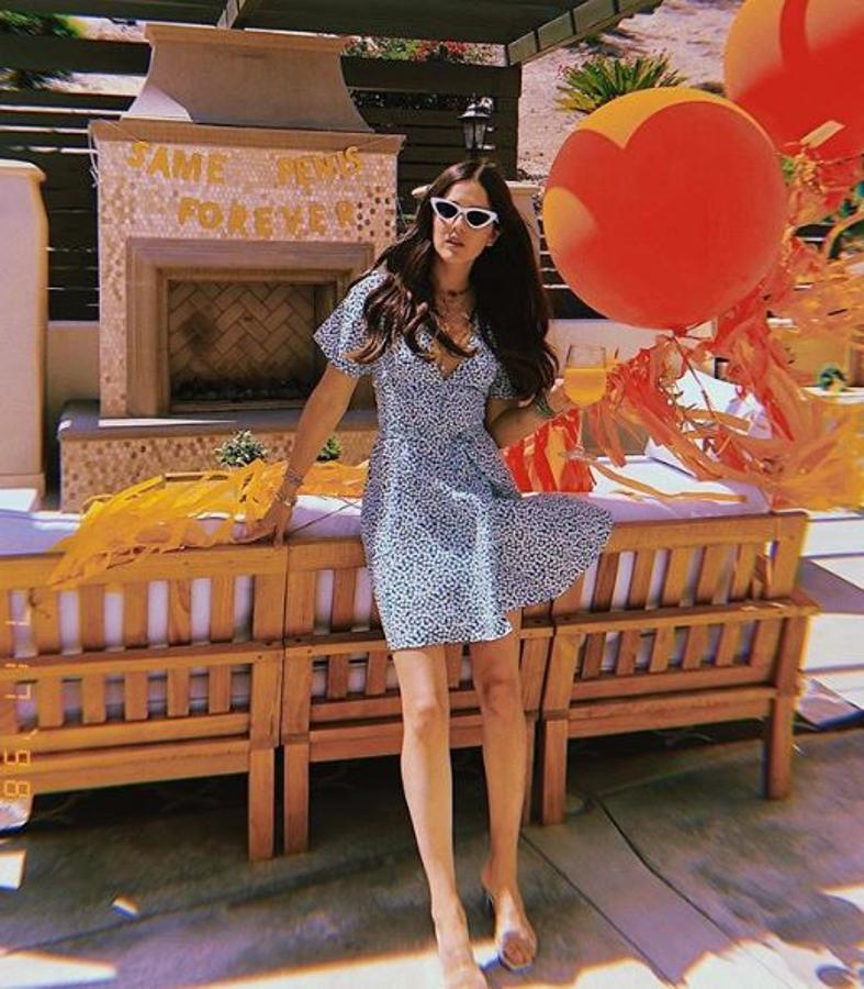 El vestido mini con estampado de flores es un fondo de armario verano tras verano. Así lo lleva Paola Alberdi (@blankitinerary).