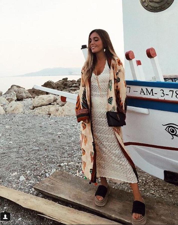 El vestido de crochet largo siempre es una buena idea. Y si refresca al atardecer, con un kimono queda así de bien (@ines_arroyo).
