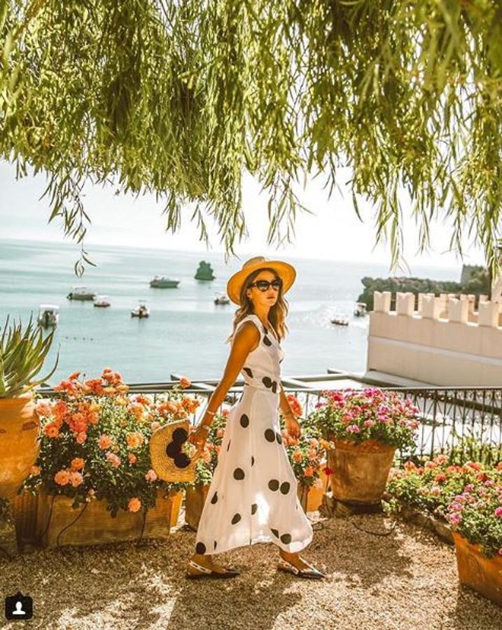 Alexandra Pereira (@lovelypepa) siempre es un ejemplo a seguir. Y nos encanta con este vestido de  lunares  que te podrás poner 24 al día, no solo para los planes de después de la playa.