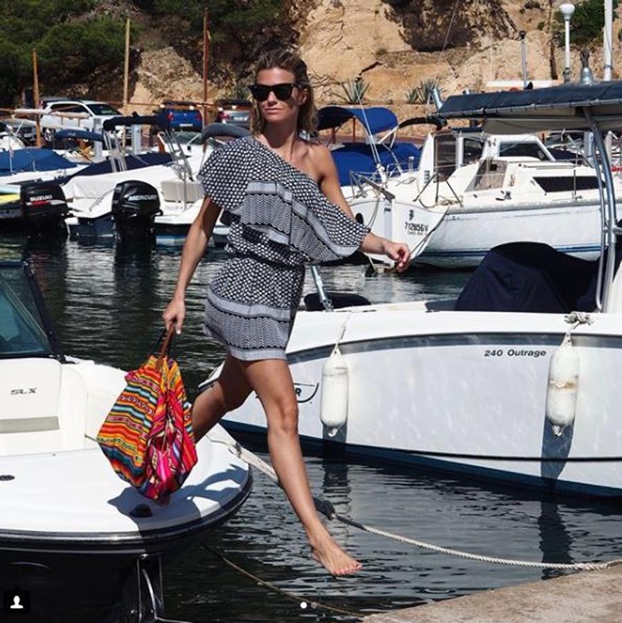 Patricia Sañes  (@patriciasanes_) se decanta por un estampado étnico que combina con otro print diferente en el bolso.