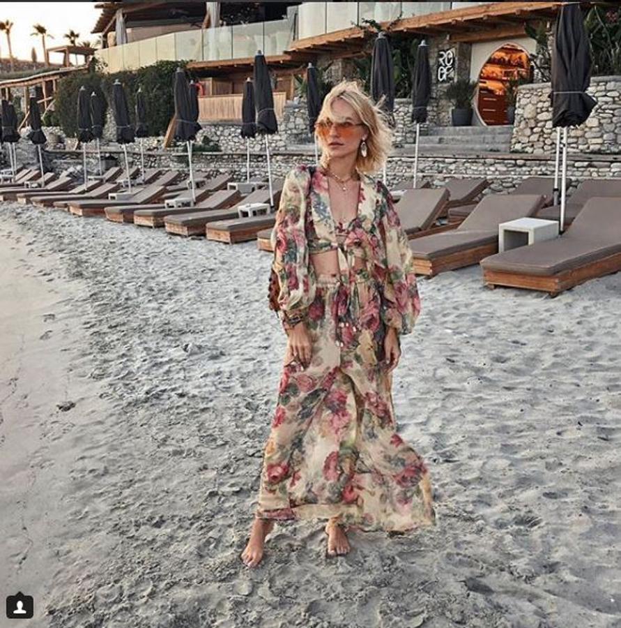 Vicktoria Rader de @vikyandthekid apuesta por un conjunto de gasa con estampado de flores. Con un detalle muy 'trendy': el  nudo  en la blusa.