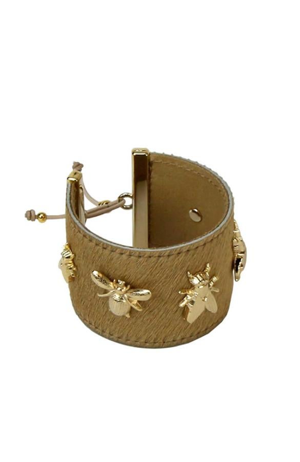 Esta pulsera está totalmente fabricada a mano, con pelo de potro y charms de insectos bañados en oro. Son de Tabita Jewels (Precio: 26,25 euros)