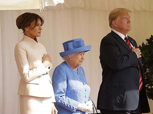 El matrionio Trump en audiencia con Isabel II