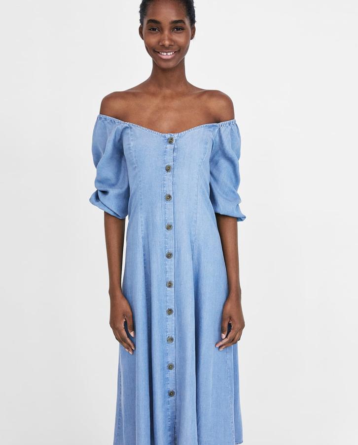 Vestido largo denim con hombros descubiertos, 19,99 euros.