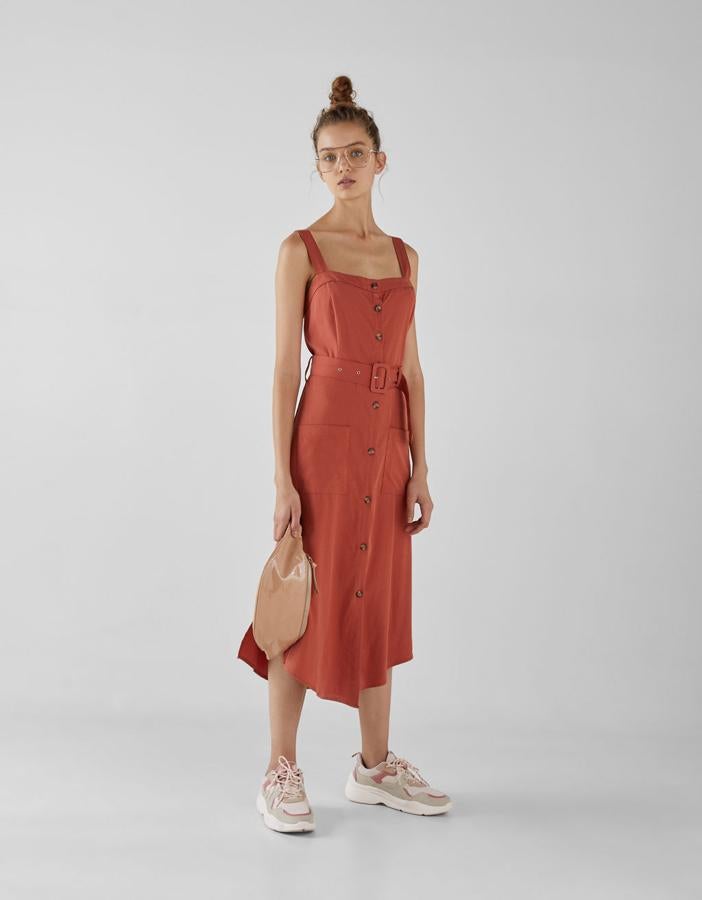 Vestido tencel en color naranja con detalle de ciinturón, 29,99 euros.