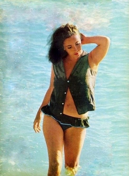 1964, Elizabeth Taylor. Durante el rodaje de “La noche de la iguana” en Puerto Vallarta, la actriz frecuentaba la playa con 'looks' inventivos como este.