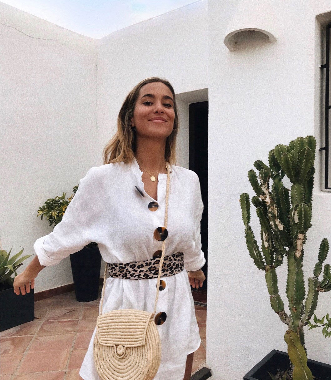 María Pombo nos sorprendía a comienzos del verano con esta camisa de Zara, con tejido de lino y diseño tipo vestido cuyo precio es de 39,95 euros.