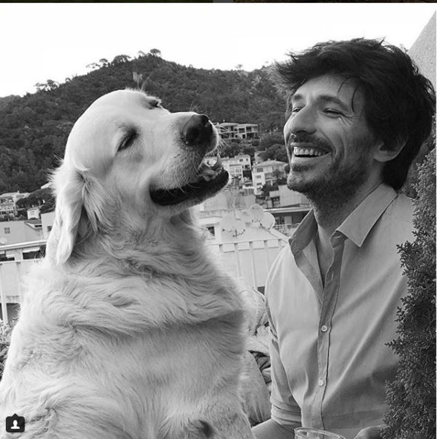 El modelo no duda en demostrar en cada post el gran amor que siente por su perro Herry. El golden retriever de pelo blanco, es su hijo. Hay tantas fotos de él, que incluso Velencoso decidió abrirle su propia cuenta de Instagram @herrythedog y tiene más seguidores que muchos humanos (22.000).