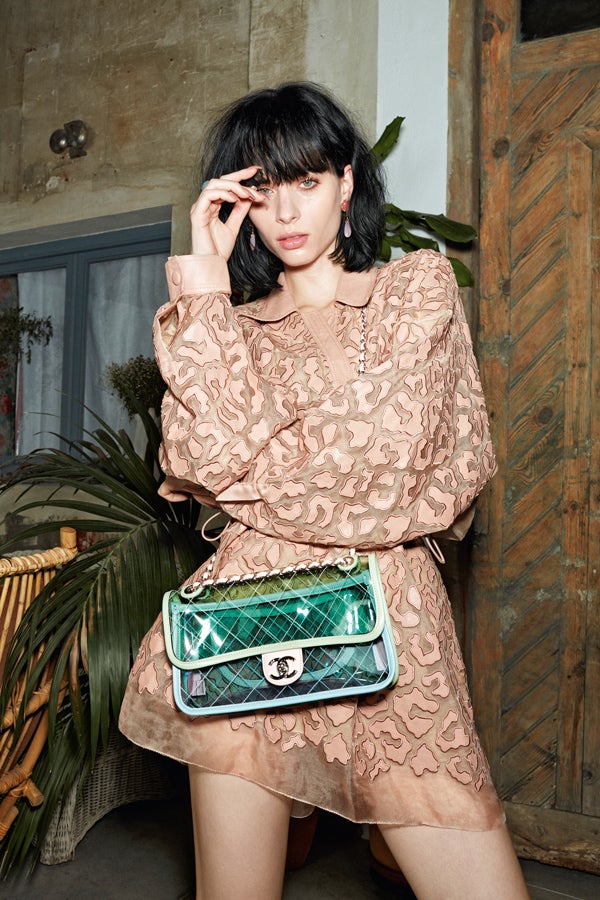 Vestido de Stella McCartney y bolso de Chanel. El anillo y los pendientes los firma Grassy.