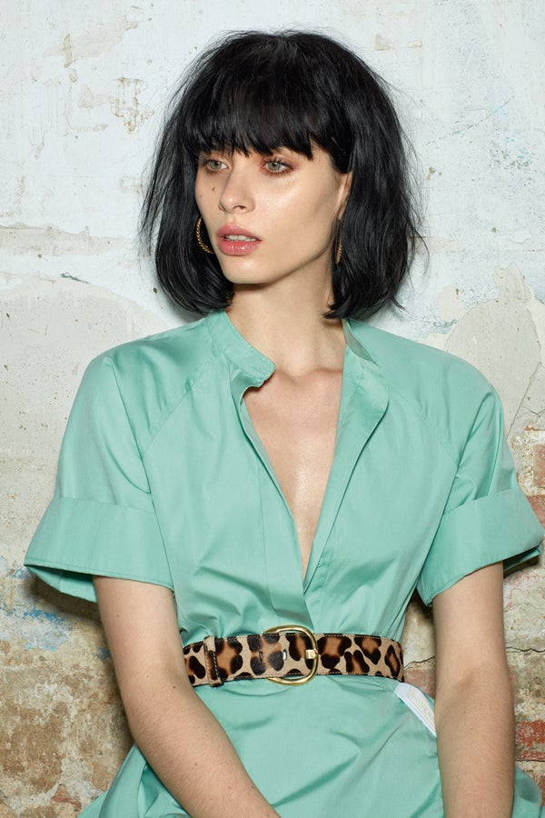 Vestido de Sportmax, cinturón de Mascaró y pendientes de Aristocrazy.