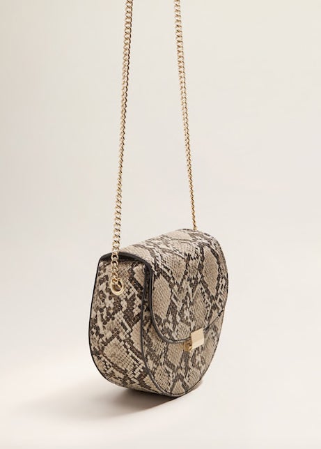 Bolso cruzado con cadena en piel de serpiente de Mango, disponible en más colores: 15,99 euros.