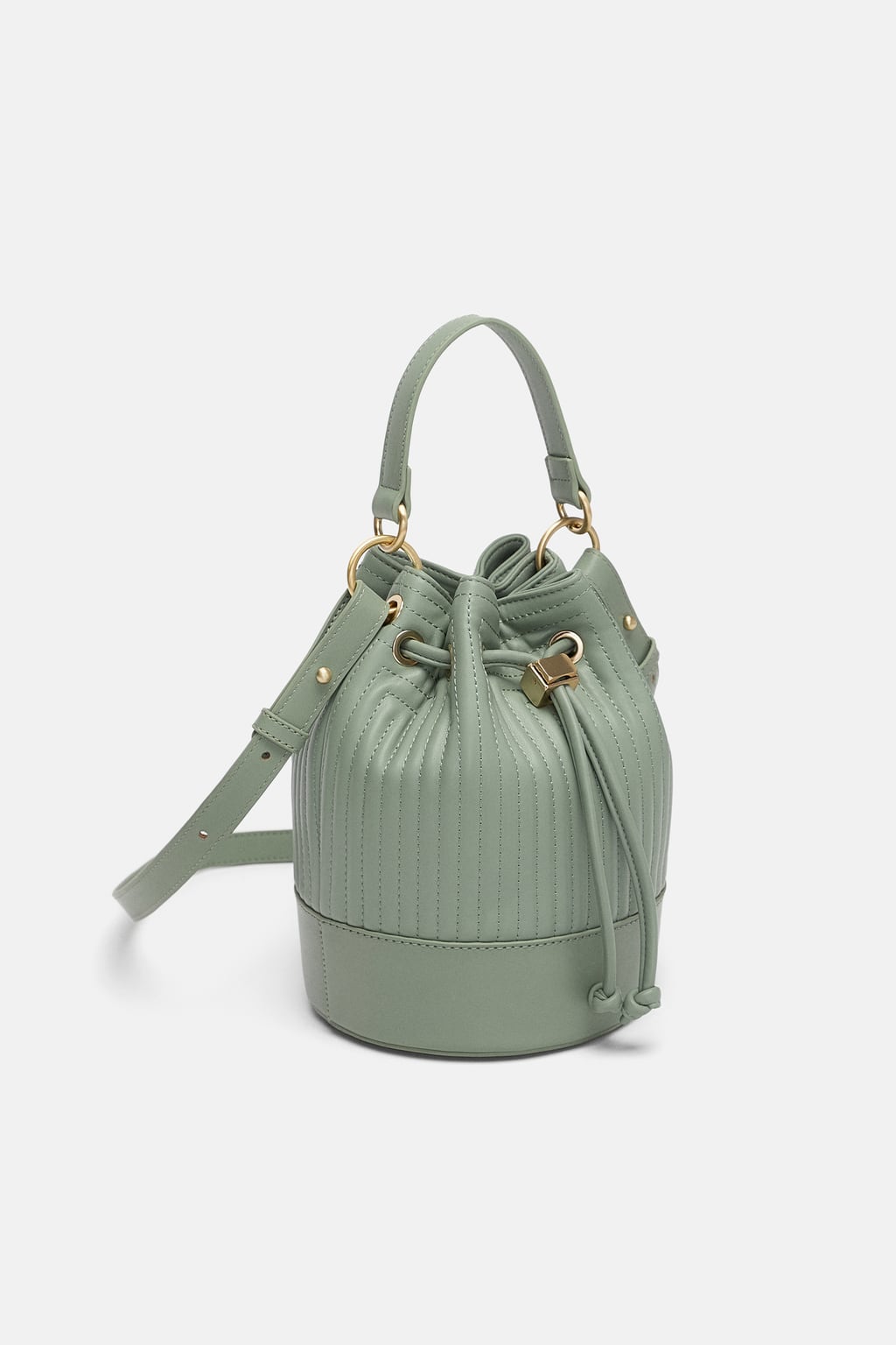 Mini saca acolchada de Zara: 22,95 euros.