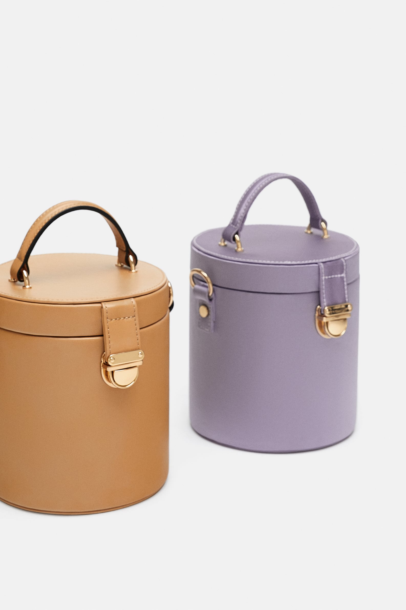 Caja bandolera con asa superior, disponible en varios colores de Zara: 29,95 euros.