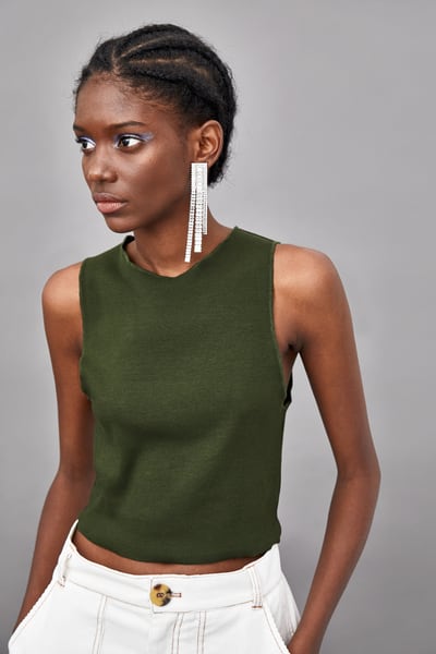 Top cropped de canalé disponible en más colores, de Zara: 3,95 euros.