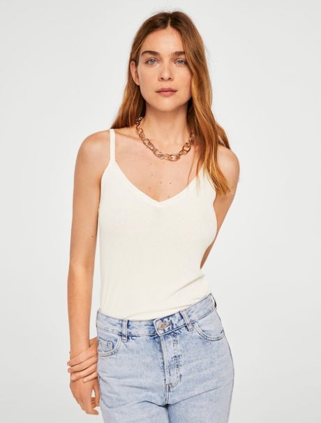 Top de punto y canalé disponible en varios colores de Mango: 12,99 euros.