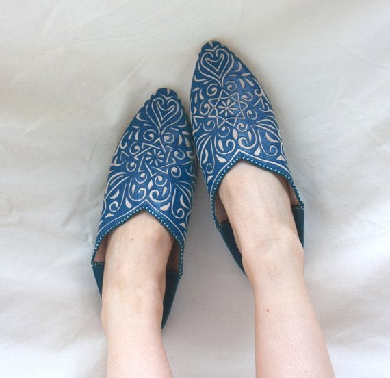 Típicas marroquíes. Love Bohemias vende en Etsi babuchas tradicionales, en azul cielo, rojo, y verde intenso, por algo más de 40€.