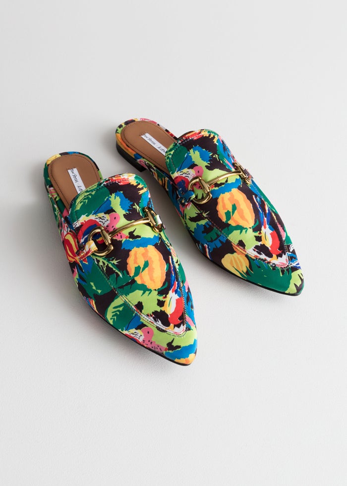 Extravagancia 'cool'. Si nos pasamos al terreno 'loafers' encontramos diseños también llamativos que encajarían con un 'total look' blanco, pero con pantalones. Estos son de & Other Stories (69€)