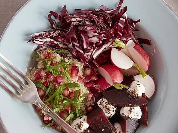 ‘Buddha bowl’ de remolacha, quinoa y achicoria.