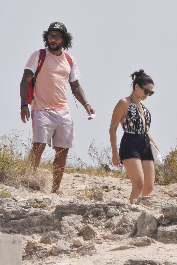 El futbolista del Real Madrid se decantó por las costas ibicencas para descansar junto a su mujer, Clarise Alves y sus dos hijos, Liam y Enzo. Lo hizo, como la mayoría de las ‘celebrities’ viajando en un barco que le permite visitar los rincones más recónditos de la isla.