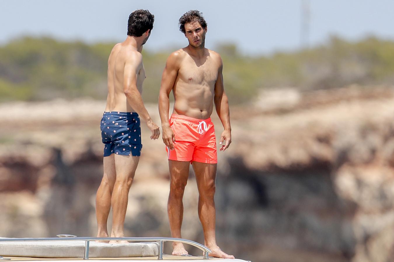 Al tenista manacorí le gusta disfrutar del verano en su tierra natal. Por eso, tras caer en semifinales de Winbledon, Nadal volvió a casa. Aunque esta vez, su barco puso rumbo a las pitiusas y se dejó ver en ese pequeño paraíso que es Formentera.