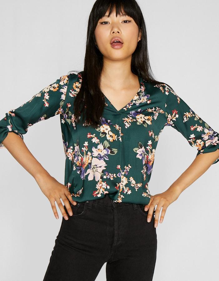 Camisa con diseño floral y con cuello en pico, 17,99 euros.