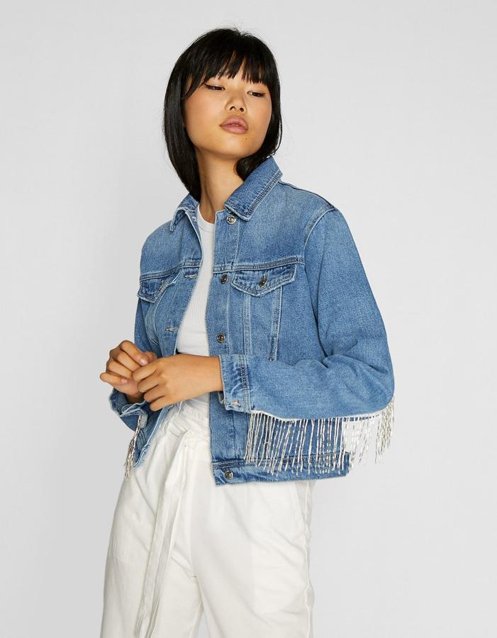 Cazadora tejana denim en color claro, 49,99 euros.