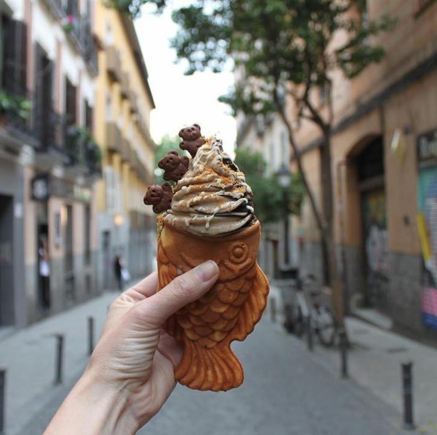  Un cono de helado con textura de gofre y forma de pez. El taiyaki -helado con aspecto de pescado- llegó a Madrid para conquistarnos. Son muy populares en Japón y poco a poco han ido calando en la capital. Sus sabores y presentación te dejará con ganas de más. (Calle Valverde, 2, Madrid).
