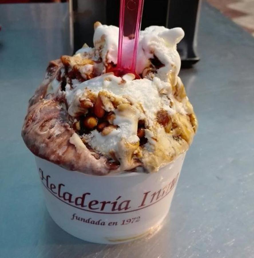 El secreto de esta heladería está en probar. Sus propietarios saben en dónde están los mejores pistachos, piñones, y avellanas. Se tratan de helados 100% artesanales que te provocaran comer uno y otro, y otro… (Calle Moreti, 15, Málaga)