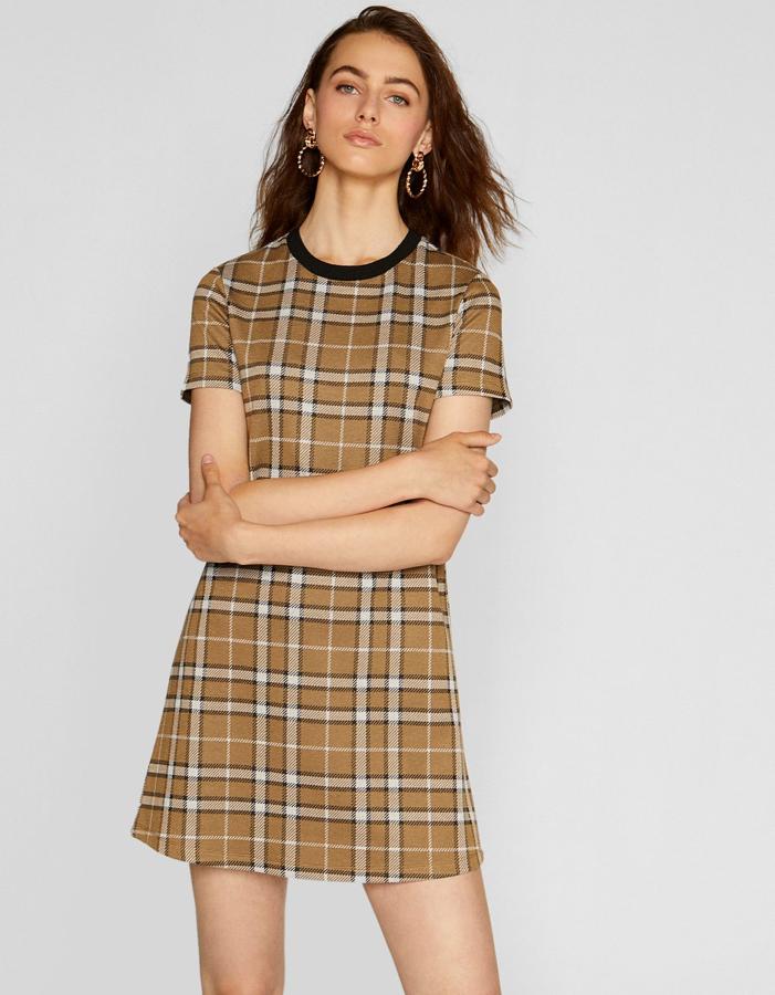 Minivestido de cuadros con cremallera y en color beige, 15,99 euros.