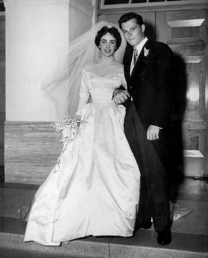 Elizabeth Taylor y su esposo Conrad 'Nicky' Hilton después de su boda en Hollywood en mayo de 1950. Se trata de la primera boda de la actriz.