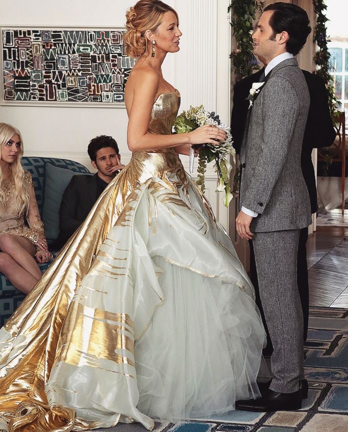 También en 'Gossip Girl', Serena (Blake Lively) rompe todas las previsiones de barroquismo con un Georges Chakra que incluye cola semidorada y falda de tul.