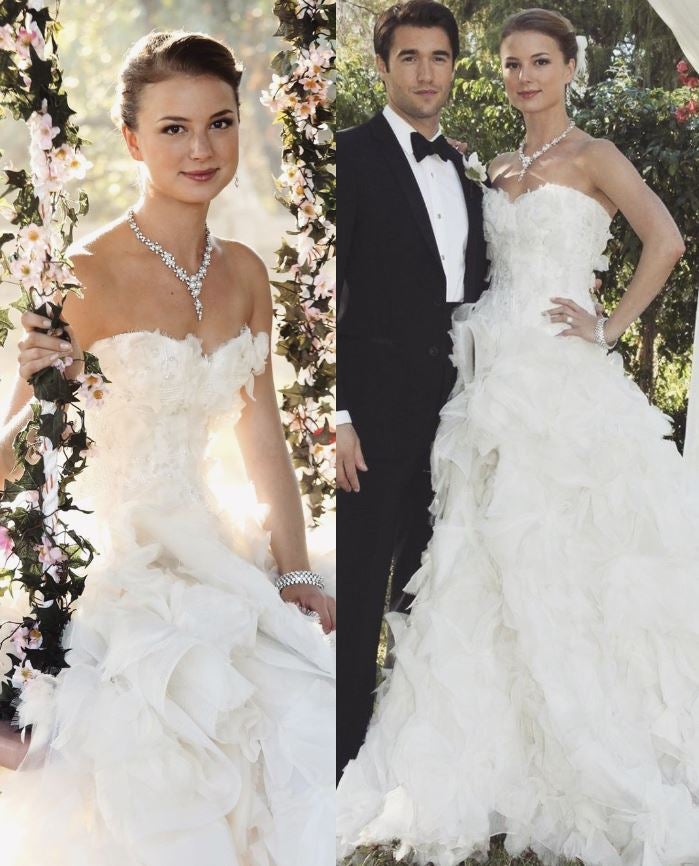 Emily (Emily VanCamp) se casa en la tercera temporada de 'Revenge' con Daniel (Josh Bowman). El vestido de la boda es hecho en casa: lo diseñó la jefa de vestuario de la serie, Jill Ohannesson.