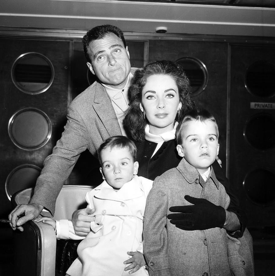 La actriz en una imagen junto a Mike Todd y sus hijos de matrimonios anteriores. Elizabeth Taylor se casó ocho veces con siete maridos (con Burton, dos veces).