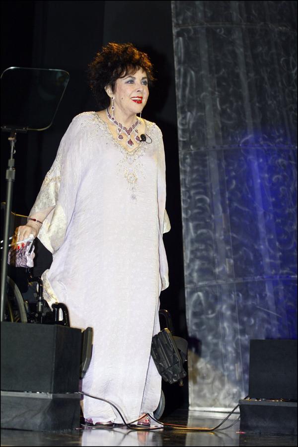 En los últimos años, en sus escasas apariciones públicas, iba en silla de ruedas, aunque a veces se animaba a dar un par de pasos. Nunca dejó de ser diva. Sus joyas y maquillaje impoluto siempre estuvo presente.