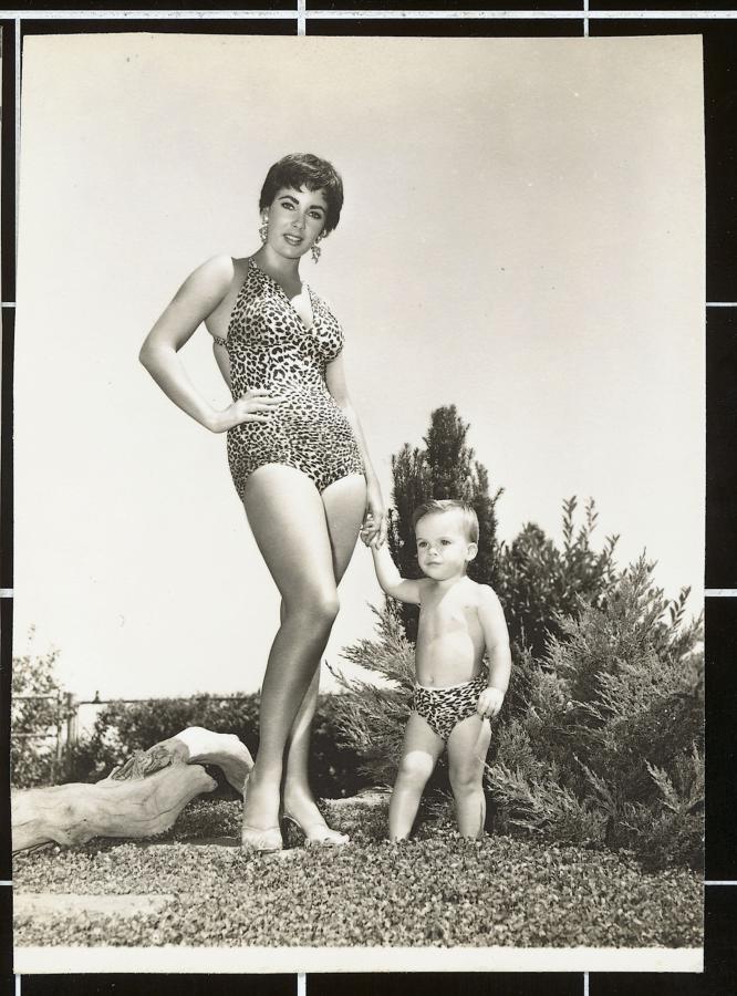 Elizabeth Taylor estaba enamorada de las pieles, era habitual verla con un total look de leopardo. Incluso si se trataba de un traje de baño.